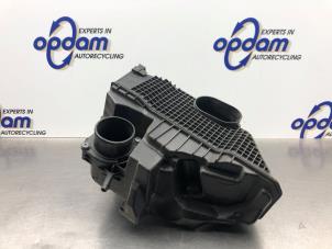 Używane Obudowa filtra powietrza Renault Captur (2R) 0.9 Energy TCE 12V Cena € 35,00 Procedura marży oferowane przez Gebr Opdam B.V.