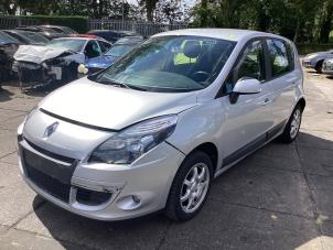 Gebruikte Portier 4Deurs links-achter Renault Scénic III (JZ) 1.6 16V Prijs € 150,00 Margeregeling aangeboden door Gebr Opdam B.V.