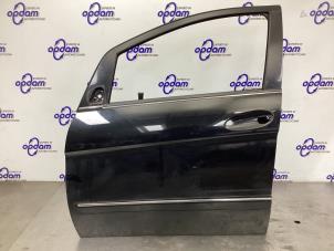 Begagnade Dörr, 4-dörrars, vänster fram Mercedes B (W245) 1.7 B-170 16V Pris € 125,00 Marginaltabell erbjuds av Gebr Opdam B.V.
