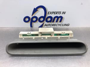 Gebruikte Display Interieur Renault Twingo (C06) 1.2 Prijs € 35,00 Margeregeling aangeboden door Gebr Opdam B.V.