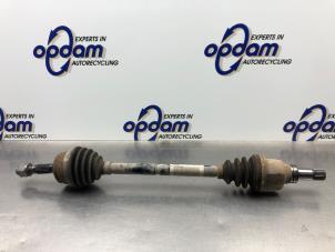 Begagnade Drivaxel, vänster fram Peugeot 208 I (CA/CC/CK/CL) 1.2 Vti 12V PureTech 82 Pris € 75,00 Marginaltabell erbjuds av Gebr Opdam B.V.