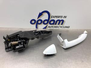 Gebruikte Portiergreep 4Deurs rechts-achter Kia Venga 1.4 CVVT 16V Prijs € 25,00 Margeregeling aangeboden door Gebr Opdam B.V.