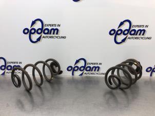 Gebruikte Schroefveer achter Renault Clio III (BR/CR) 1.4 16V Prijs € 40,00 Margeregeling aangeboden door Gebr Opdam B.V.