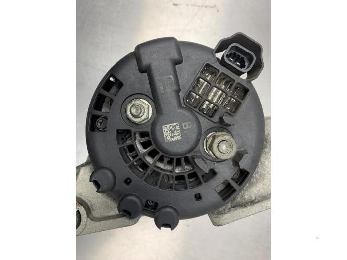 Dynamo från en Opel Astra J (PC6/PD6/PE6/PF6) 1.4 Turbo 16V 2010