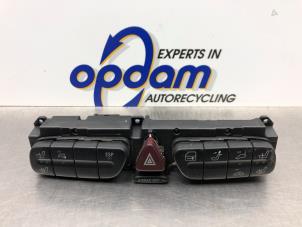 Gebruikte Paniekverlichtings Schakelaar Mercedes C (W203) 2.0 C-200K 16V Prijs € 40,00 Margeregeling aangeboden door Gebr Opdam B.V.