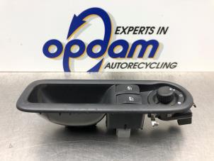 Begagnade Brytare, eldrivna fönster Renault Clio III (BR/CR) 1.2 16V 75 Pris € 35,00 Marginaltabell erbjuds av Gebr Opdam B.V.