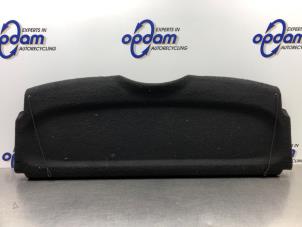 Używane Pólka tylna Peugeot 206+ (2L/M) 1.4 XS Cena € 50,00 Procedura marży oferowane przez Gebr Opdam B.V.