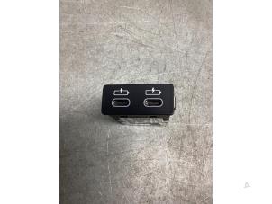 Begagnade USB-kontakt BMW 2 serie Gran Coupe (F44) 218i 1.5 TwinPower Turbo 12V Pris € 20,00 Marginaltabell erbjuds av Gebr Opdam B.V.