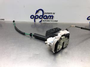 Używane Mechanizm blokady drzwi prawych przednich wersja 4-drzwiowa Alfa Romeo 159 Sportwagon (939BX) 2.2 JTS 16V Cena € 50,00 Procedura marży oferowane przez Gebr Opdam B.V.