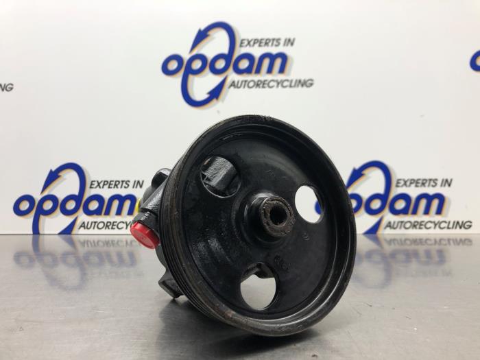 Servostyrningspump från en Dacia Logan MCV (KS) 1.6 16V 2009