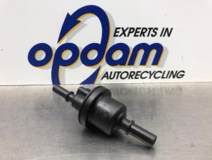 Używane Zawór prózniowy Citroen C4 Cactus (0B/0P) 1.2 PureTech 110 12V Cena € 20,00 Procedura marży oferowane przez Gebr Opdam B.V.