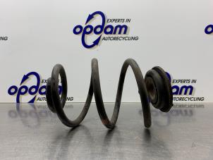 Gebruikte Schroefveer achter Renault Twingo II (CN) 1.5 dCi 90 FAP Prijs € 25,00 Margeregeling aangeboden door Gebr Opdam B.V.