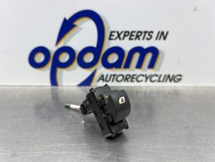 Begagnade Brytare, eldrivna fönster Peugeot Partner (GC/GF/GG/GJ/GK) 1.6 HDI 90 16V Pris € 15,00 Marginaltabell erbjuds av Gebr Opdam B.V.