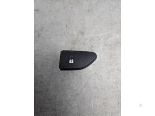 Gebruikte Centrale deurvergrendeling Schakelaar Renault Clio IV Estate/Grandtour (7R) 0.9 Energy TCE 12V Prijs € 10,00 Margeregeling aangeboden door Gebr Opdam B.V.