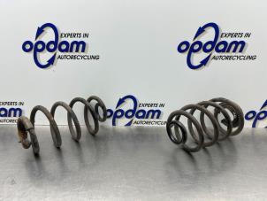 Gebruikte Schroefveer achter Renault Clio III Estate/Grandtour (KR) 1.2 16V TCE 100 Prijs € 50,00 Margeregeling aangeboden door Gebr Opdam B.V.