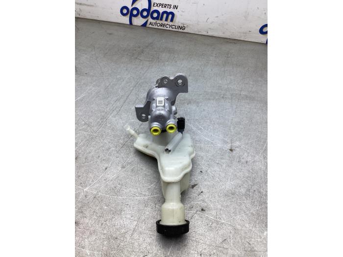 Huvudcylinder från en Mercedes-Benz CLA (118.3) 2.0 CLA-220 Turbo 16V 2019