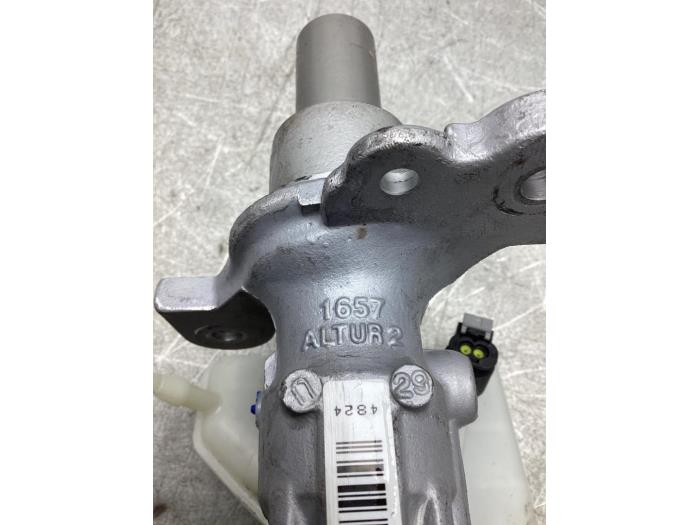 Huvudcylinder från en Mercedes-Benz CLA (118.3) 2.0 CLA-220 Turbo 16V 2019