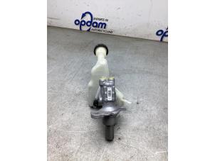 Gebruikte Hoofdremcilinder Mercedes CLA (118.3) 2.0 CLA-220 Turbo 16V Prijs € 50,00 Margeregeling aangeboden door Gebr Opdam B.V.