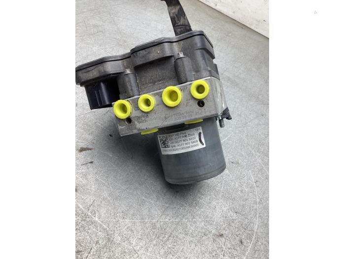 ABS-pump från en Mercedes-Benz CLA (118.3) 2.0 CLA-220 Turbo 16V 2019