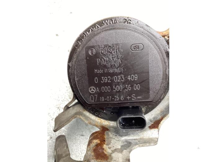 Extra vattenpump från en Mercedes-Benz CLA (118.3) 2.0 CLA-220 Turbo 16V 2019