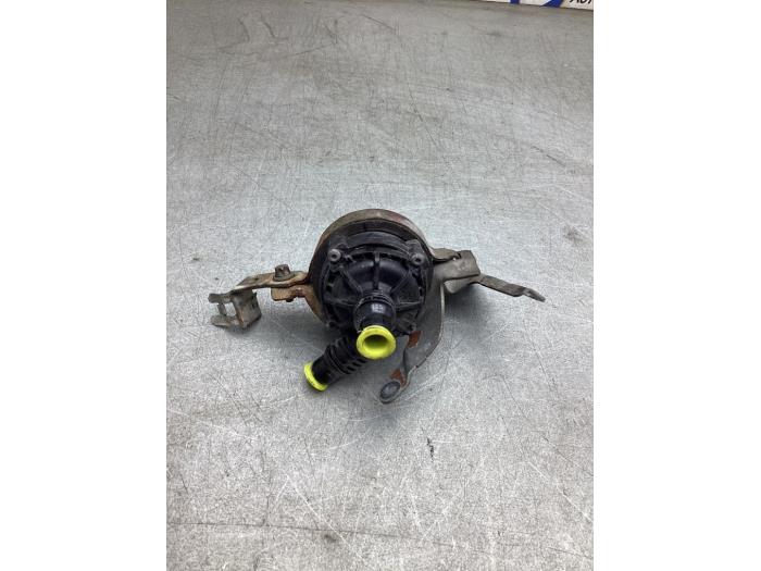 Extra vattenpump från en Mercedes-Benz CLA (118.3) 2.0 CLA-220 Turbo 16V 2019