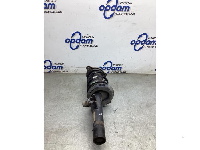 Stötdämparstång, vänster fram från en Mercedes-Benz CLA (118.3) 2.0 CLA-220 Turbo 16V 2019