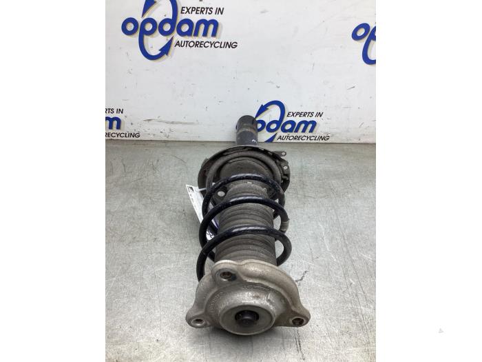 Stötdämparstång, vänster fram från en Mercedes-Benz CLA (118.3) 2.0 CLA-220 Turbo 16V 2019