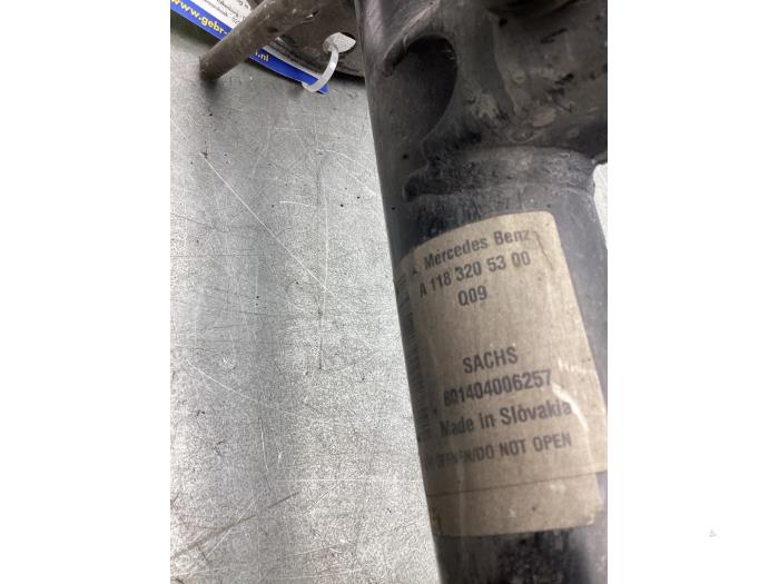 Stötdämparstång, vänster fram från en Mercedes-Benz CLA (118.3) 2.0 CLA-220 Turbo 16V 2019