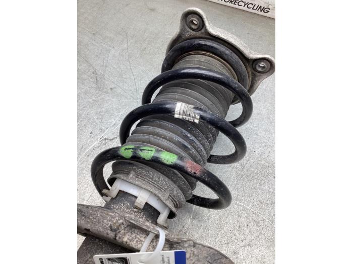 Stötdämparstång, höger fram från en Mercedes-Benz CLA (118.3) 2.0 CLA-220 Turbo 16V 2019