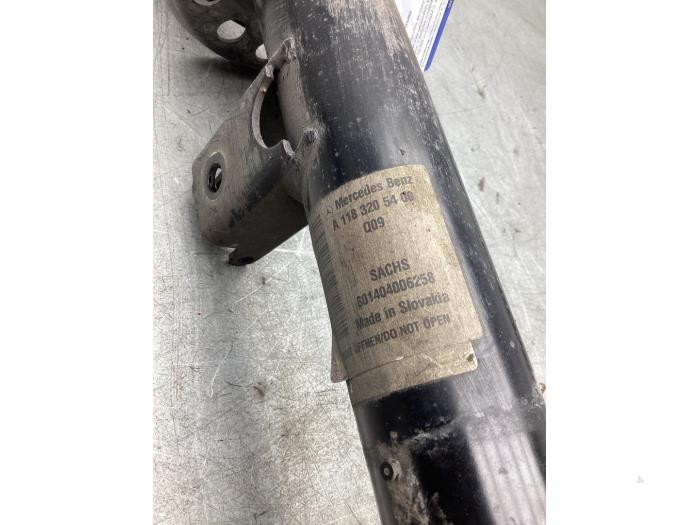 Stötdämparstång, höger fram från en Mercedes-Benz CLA (118.3) 2.0 CLA-220 Turbo 16V 2019