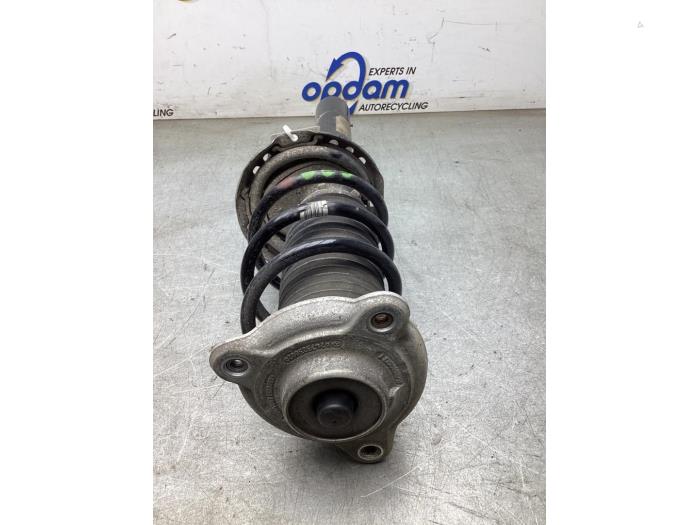 Stötdämparstång, höger fram från en Mercedes-Benz CLA (118.3) 2.0 CLA-220 Turbo 16V 2019