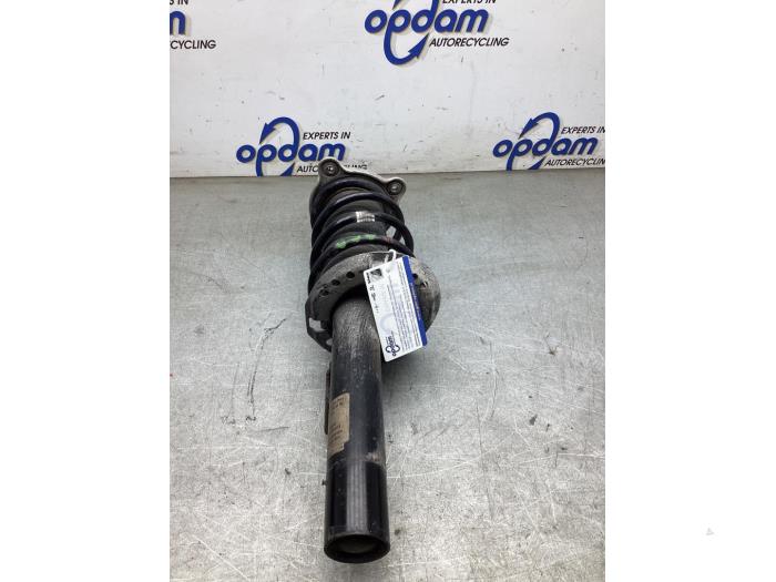 Stötdämparstång, höger fram från en Mercedes-Benz CLA (118.3) 2.0 CLA-220 Turbo 16V 2019