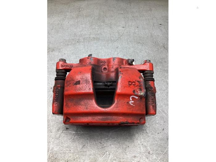 Främre bromsok, vänster från en Mercedes-Benz CLA (118.3) 2.0 CLA-220 Turbo 16V 2019