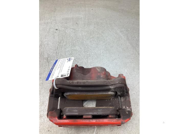 Främre bromsok, höger från en Mercedes-Benz CLA (118.3) 2.0 CLA-220 Turbo 16V 2019