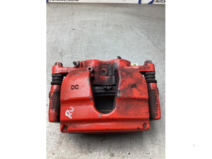 Främre bromsok, höger från en Mercedes-Benz CLA (118.3) 2.0 CLA-220 Turbo 16V 2019