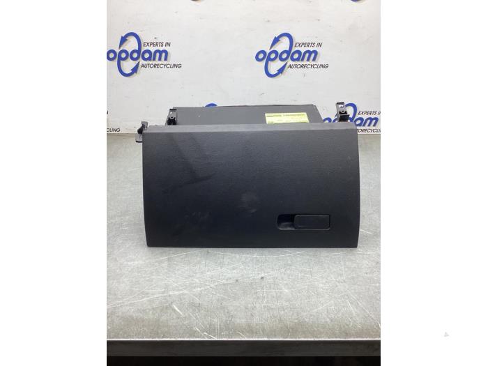 Handskfack från en Mercedes-Benz CLA (118.3) 2.0 CLA-220 Turbo 16V 2019