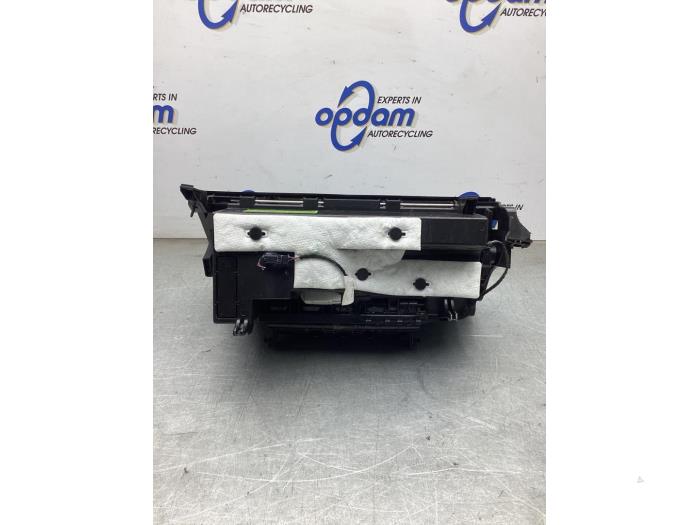 Handskfack från en Mercedes-Benz CLA (118.3) 2.0 CLA-220 Turbo 16V 2019