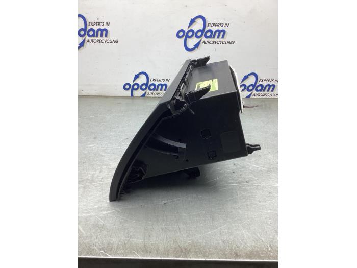 Handskfack från en Mercedes-Benz CLA (118.3) 2.0 CLA-220 Turbo 16V 2019