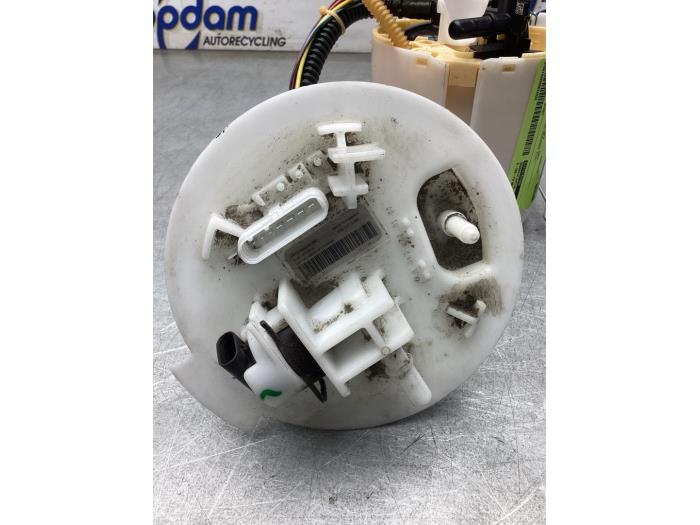 Bensinpump från en Mercedes-Benz CLA (118.3) 2.0 CLA-220 Turbo 16V 2019