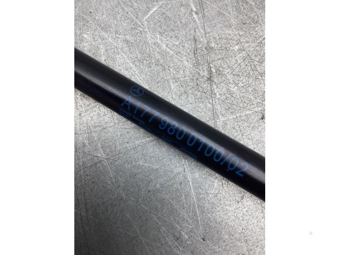 Gasfjäder, motorhuv, höger från en Mercedes-Benz CLA (118.3) 2.0 CLA-220 Turbo 16V 2019