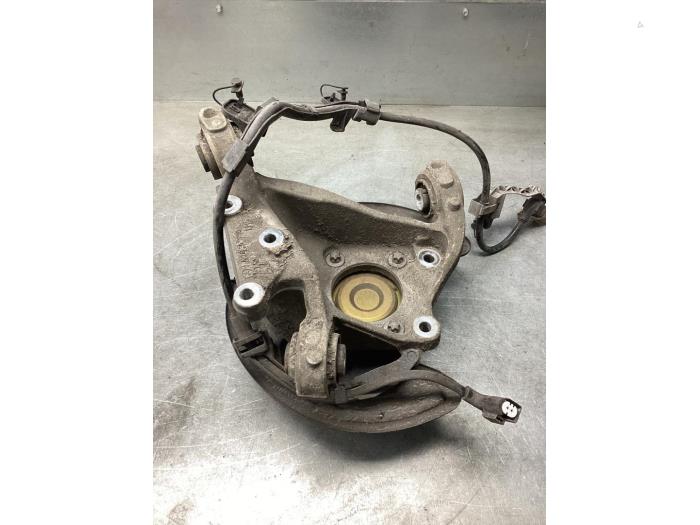 Spindel, vänster bak från en Mercedes-Benz CLA (118.3) 2.0 CLA-220 Turbo 16V 2019