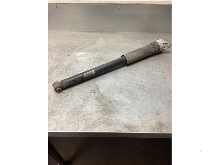 Stötdämpare, höger bak från en Mercedes-Benz CLA (118.3) 2.0 CLA-220 Turbo 16V 2019