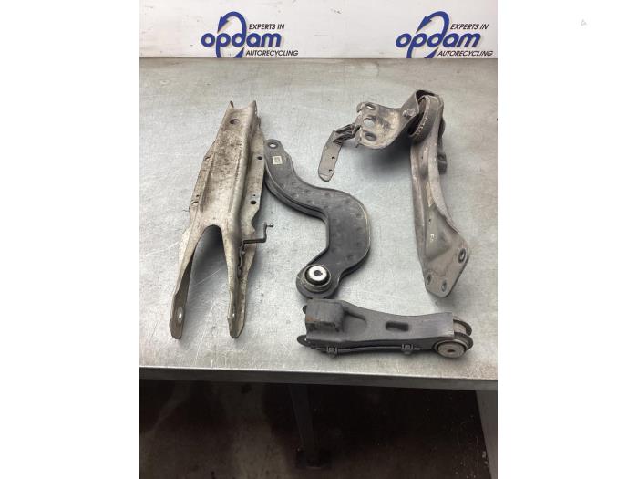 Bakre gaffelben, höger från en Mercedes-Benz CLA (118.3) 2.0 CLA-220 Turbo 16V 2019