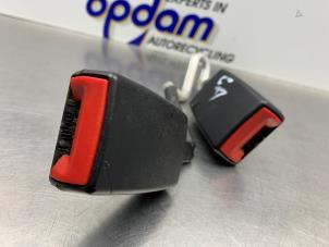 Begagnade Bakre bältesspänne, vänster Audi A3 Sportback (8PA) 1.6 FSI 16V Pris € 25,00 Marginaltabell erbjuds av Gebr Opdam B.V.