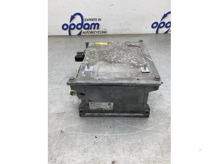 Batteriladdare från en Mercedes-Benz CLA (118.3) 2.0 CLA-220 Turbo 16V 2019