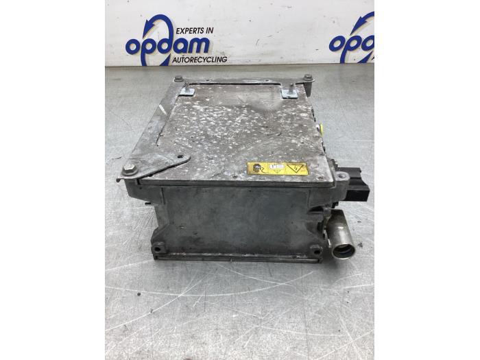 Batteriladdare från en Mercedes-Benz CLA (118.3) 2.0 CLA-220 Turbo 16V 2019