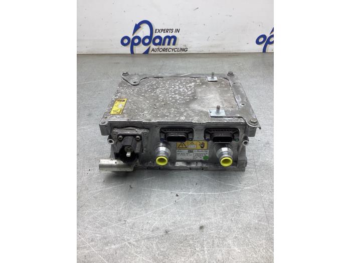 Batteriladdare från en Mercedes-Benz CLA (118.3) 2.0 CLA-220 Turbo 16V 2019