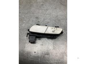 Begagnade Sätesvärmebrytare Mercedes CLA (118.3) 2.0 CLA-220 Turbo 16V Pris € 15,00 Marginaltabell erbjuds av Gebr Opdam B.V.