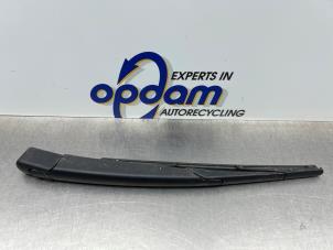 Gebruikte Ruitenwisserarm achter Renault Grand Scénic III (JZ) 1.6 16V Prijs € 25,00 Margeregeling aangeboden door Gebr Opdam B.V.