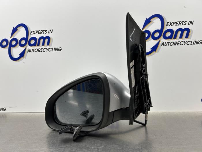 Buitenspiegel links van een Opel Astra J Sports Tourer (PD8/PE8/PF8) 1.7 CDTi 16V 2013